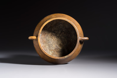 A Chinese double-handled bronze incense burner, Xuande mark, 17/18th C.