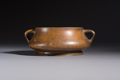 A Chinese double-handled bronze incense burner, Xuande mark, 17/18th C.