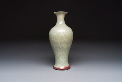 A Chinese crackle-glazed vase, 19th C.