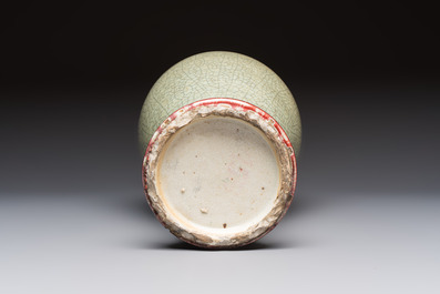 A Chinese crackle-glazed vase, 19th C.