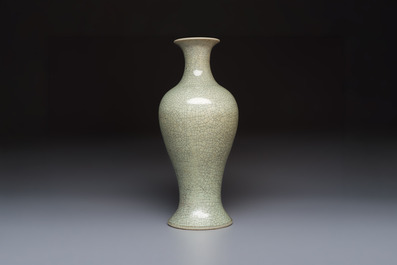A Chinese crackle-glazed vase, 19th C.