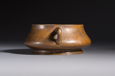 A Chinese double-handled bronze incense burner, Xuande mark, 17/18th C.