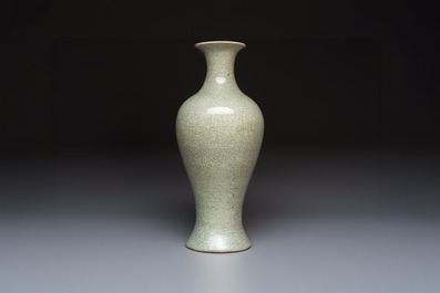 A Chinese crackle-glazed vase, 19th C.