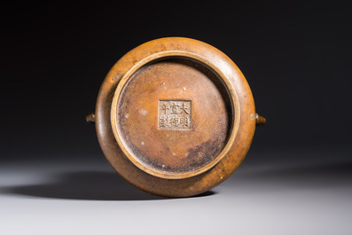 A Chinese double-handled bronze incense burner, Xuande mark, 17/18th C.