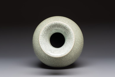 A Chinese crackle-glazed vase, 19th C.