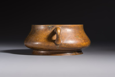 A Chinese double-handled bronze incense burner, Xuande mark, 17/18th C.
