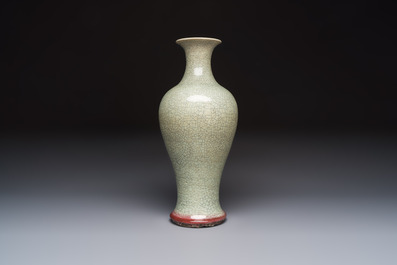 A Chinese crackle-glazed vase, 19th C.
