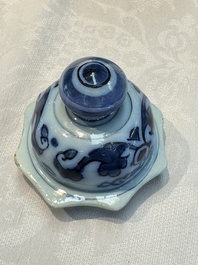 A blue and white Dutch Delft covered vase and two polychrome plates, 17/18th C.