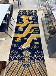 A Sino-Tibetan woollen 'Dragon' pillar carpet, 19th C.
