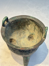 A Chinese archaic bronze ritual tripod food vessel, 'Li 鬲', early Shang