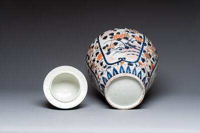 A large Japanese Imari baluster vase and cover with floral design, Edo, 17/18th C.