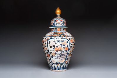 A large Japanese Imari baluster vase and cover with floral design, Edo, 17/18th C.