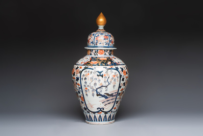 A large Japanese Imari baluster vase and cover with floral design, Edo, 17/18th C.