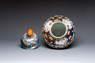 A large Japanese Imari baluster vase and cover with floral design, Edo, 17/18th C.