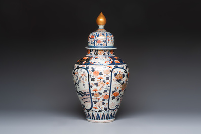 A large Japanese Imari baluster vase and cover with floral design, Edo, 17/18th C.