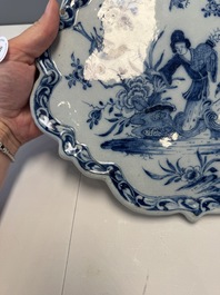 A blue and white Dutch Delft 'Chinoiserie' plaque with an elegant lady, 18th C.