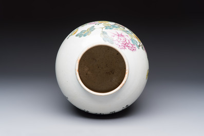 A Chinese famille rose 'Antiquities' vase, 19/20th C.