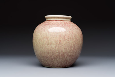 A Chinese peachbloom-glazed globular vase, 19th C.
