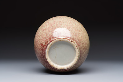 A Chinese peachbloom-glazed globular vase, 19th C.