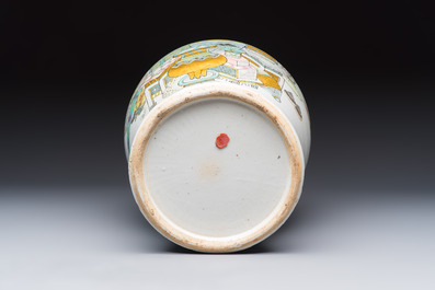 A Chinese famille rose 'Antiquities' vase, 19/20th C.