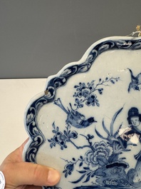 A blue and white Dutch Delft 'Chinoiserie' plaque with an elegant lady, 18th C.