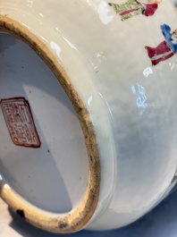 A pair of fine Chinese famille rose 'Ode to the Red Cliff' vases, Hongwu mark, Daoguang