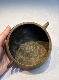 A Chinese double-handled bronze incense burner, Xuande mark, 17/18th C.