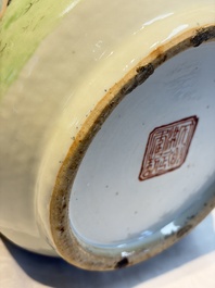 A pair of fine Chinese famille rose 'Ode to the Red Cliff' vases, Hongwu mark, Daoguang