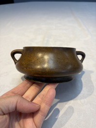 A Chinese double-handled bronze incense burner, Xuande mark, 17/18th C.