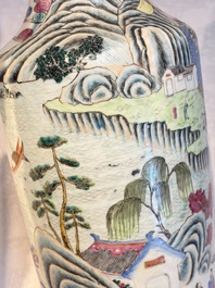 A pair of fine Chinese famille rose 'Ode to the Red Cliff' vases, Hongwu mark, Daoguang