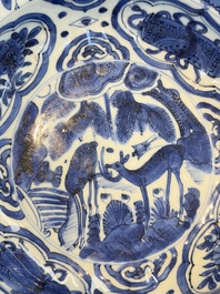 A pair of Chinese blue and white 'Klapmuts' bowls with deer design, Wanli