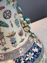 A pair of Chinese famille rose 'Antiquities' vases, 19th C.