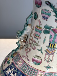 A pair of Chinese famille rose 'Antiquities' vases, 19th C.