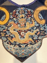 A Chinese embroidered silk 'Dragon' collar, late 19th C.