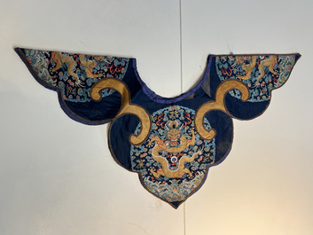 A Chinese embroidered silk 'Dragon' collar, late 19th C.
