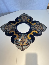 A Chinese embroidered silk 'Dragon' collar, late 19th C.