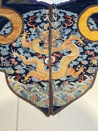 A Chinese embroidered silk 'Dragon' collar, late 19th C.