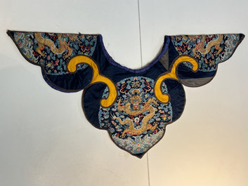 A Chinese embroidered silk 'Dragon' collar, late 19th C.