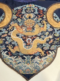 A Chinese embroidered silk 'Dragon' collar, late 19th C.