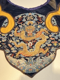A Chinese embroidered silk 'Dragon' collar, late 19th C.