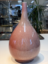 A Chinese copper-red-glazed bottle vase, 18/19th C.