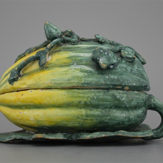 A small Dutch Delft tureen modelled after a melon, 18th C.