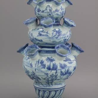 A large Italian Savona blue and white tulip vase, 18th C.