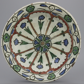 Versierd Iznik bord, ca. 1620