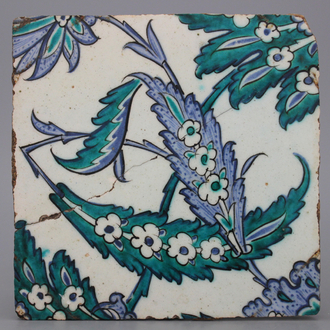 Vierkante blauw en groene Izniktegel met bloemen, 17e eeuw