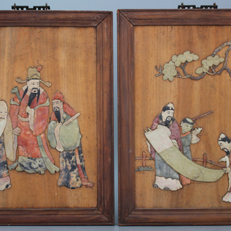 Een paar Chinese houten paneeltjes met zeepsteen versiering, ca. 1900