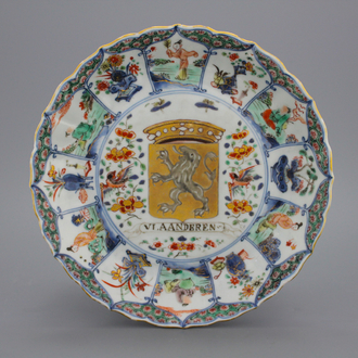 Uitzonderlijk Chinees bord type 'Provincies' met het wapenschild van Vlaanderen, famille verte, ca. 1720.