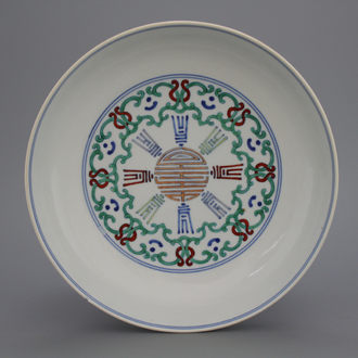 Doucai bord, Chinees porselein, gemerkt Qianlong