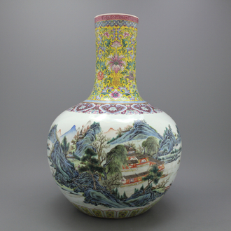 Bijzondere Chinese flesvormige Tian qiu ping vaas, famille rose, 19e eeuw