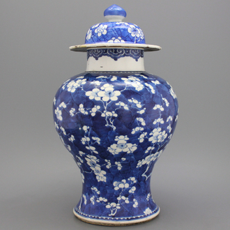 Blauw en witte vaas met deksel in Chinees porselein, Kangxi, 1661-1722